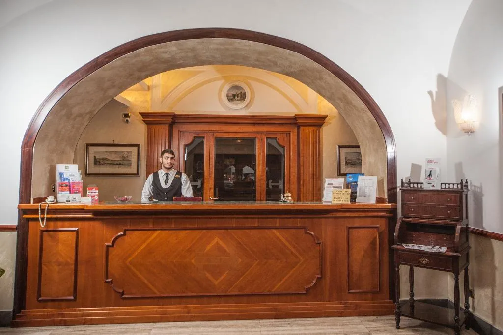 Lobby, La Pace, Naples