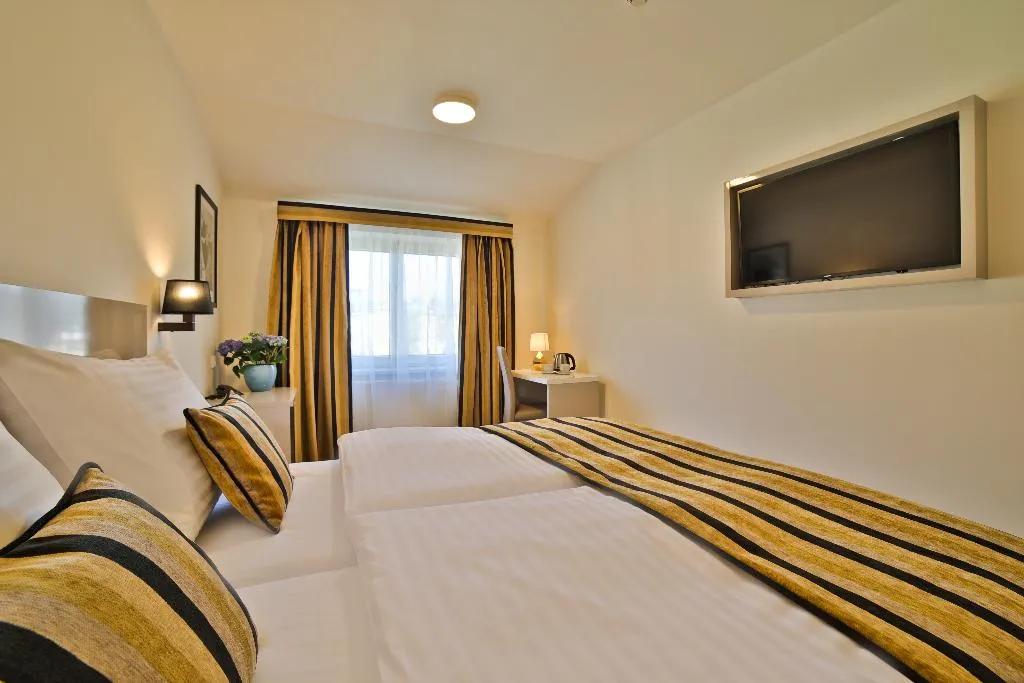 DOUBLE SUPERIOR WITH AIR CONDITIONING Room, Ariston & Ariston Patio Hotel Prague, Prague