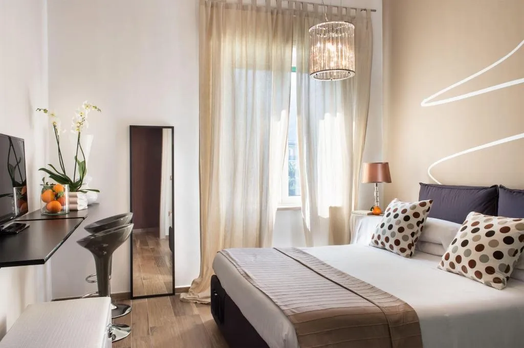 Room, La Maison Des Tout Le Monde, Naples