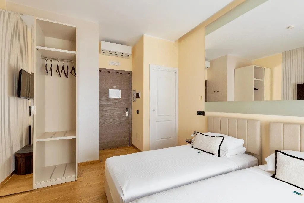 DOUBLE WITH VIEWS Room, AH - Fashion District, Milan