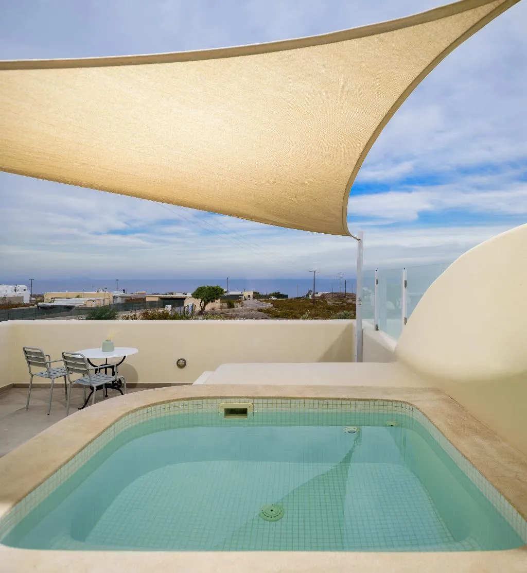 FAMILY ROOM WITH JACUZZI Room, Aliter Suites, Santorini