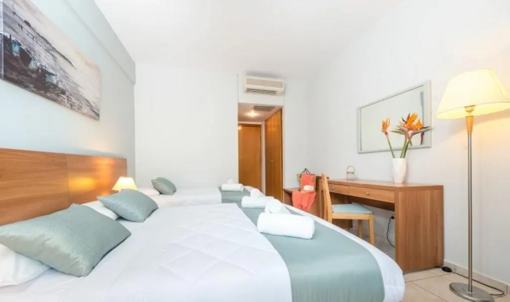 Room, Contessa, Zante