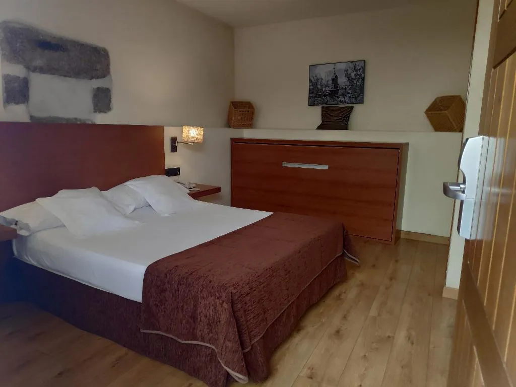 DOUBLE STANDARD Room, Las Leyendas, Madrid
