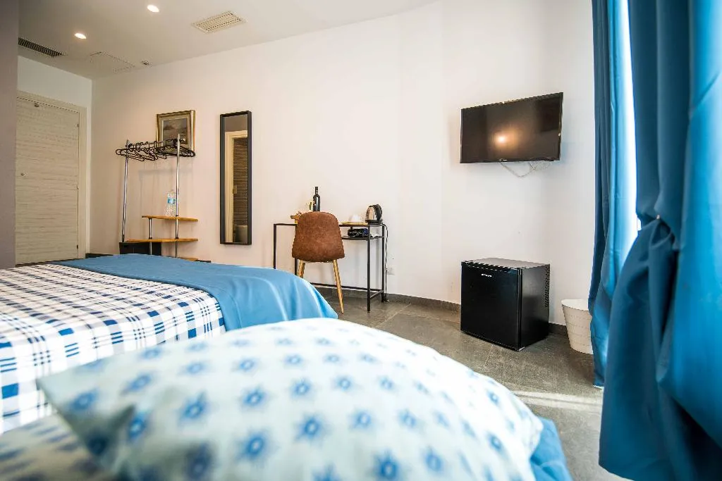 TRIPLE BASIC Room, Quattro Briganti, Naples