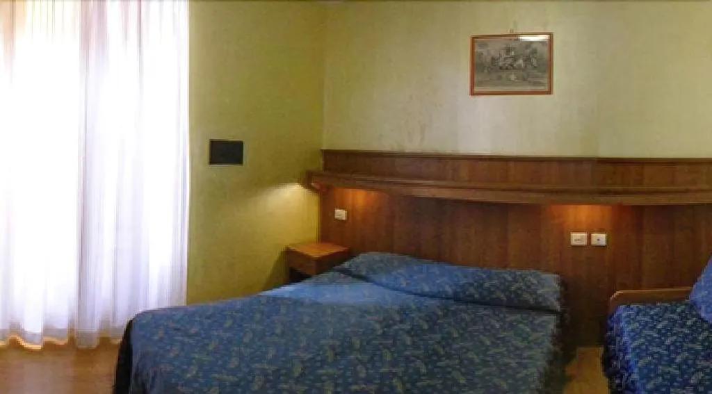 Room, Mari 2, Naples