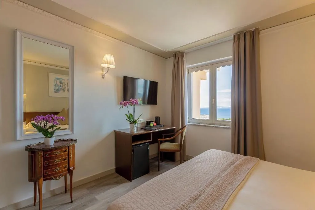 DOUBLE CLASSIC QUEEN BED Room, Hotel Central, Naples