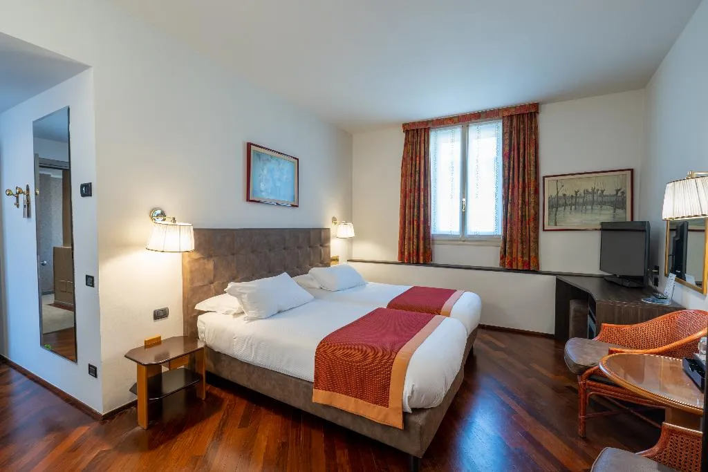 Room, Regina, Milan