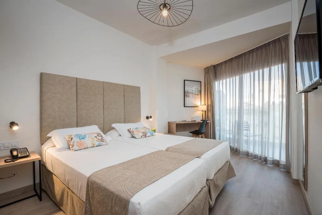 Double or Twin CAPACITY 3 Room, Las Arenas, Majorca