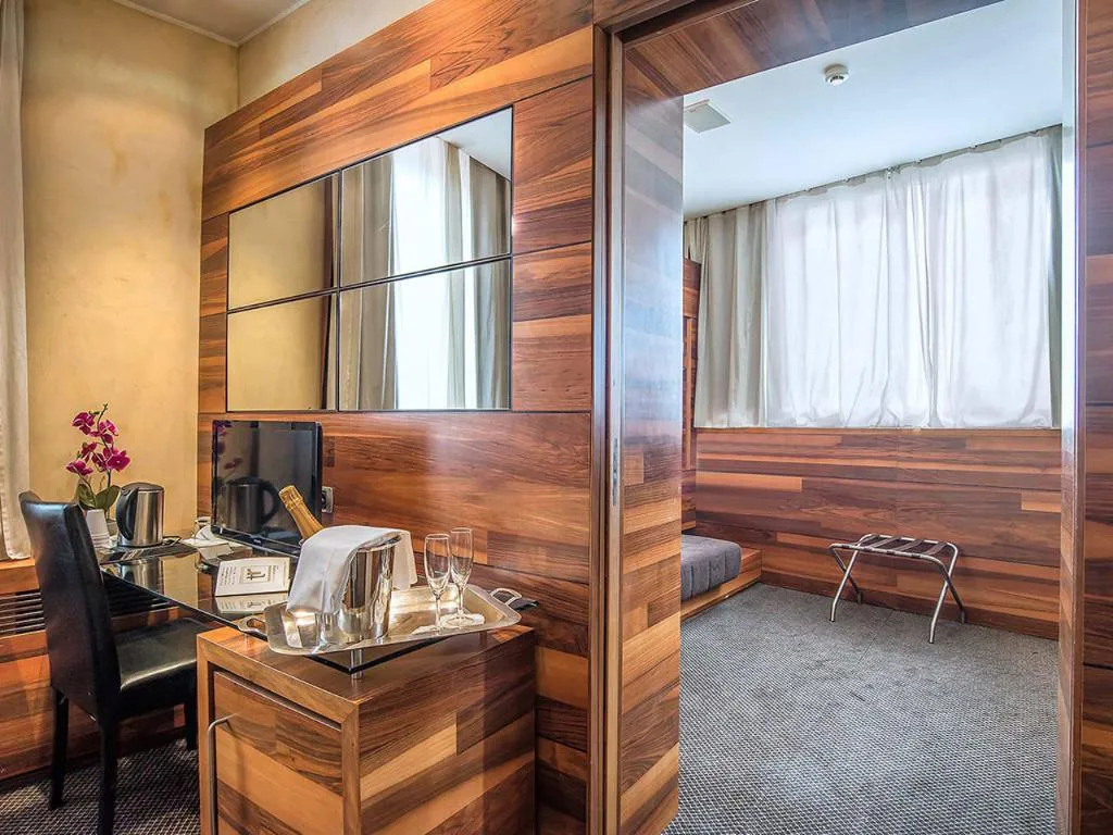DOUBLE SINGLE USE SUPERIOR Room, Tritone, Rome