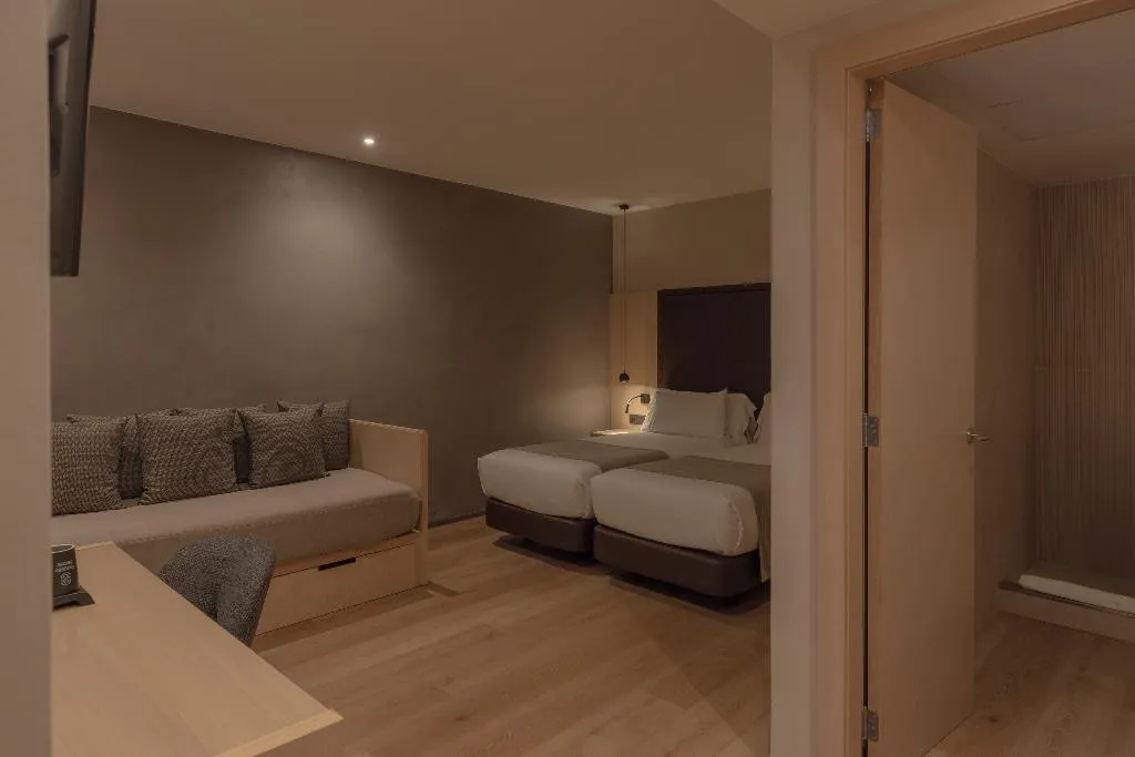 TRIPLE SUPERIOR Room, Gran Hotel Barcino 4*S, Barcelona