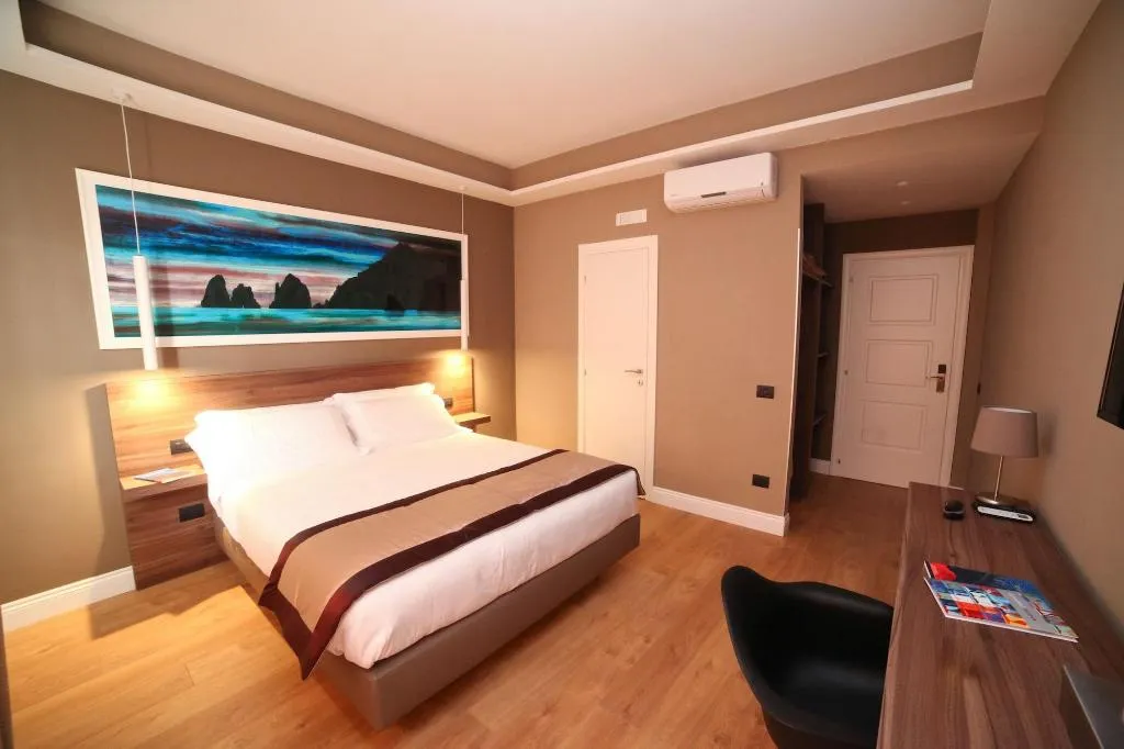 Room, 7Th Floor Suite, Naples