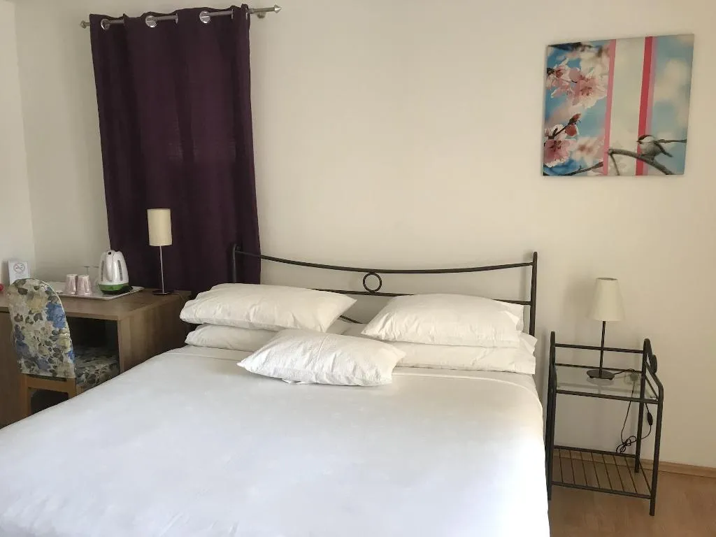 Room, Pink Inn, Split