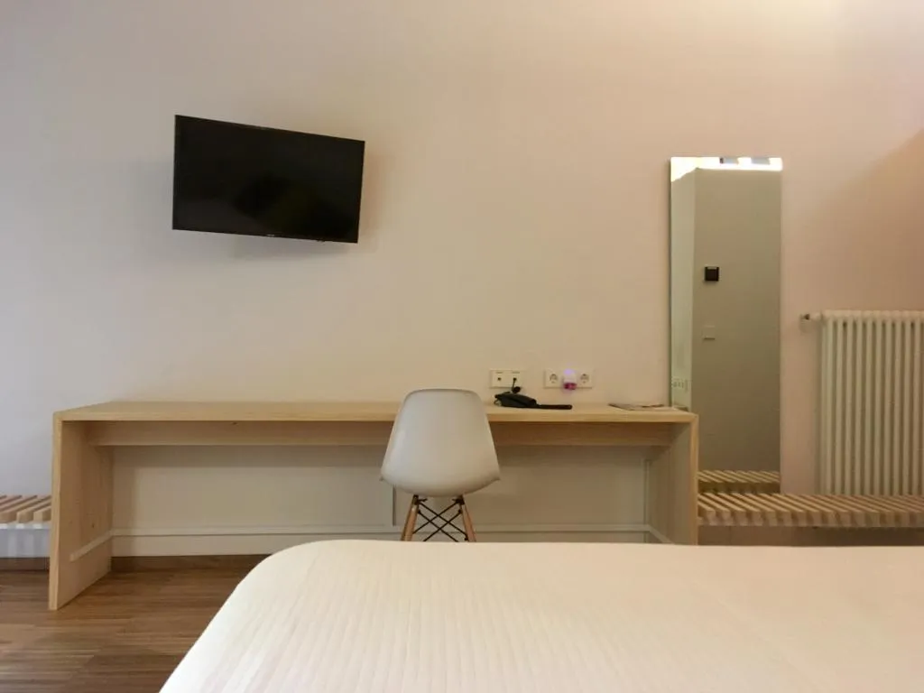 Room, Mont-Sant, Valencia