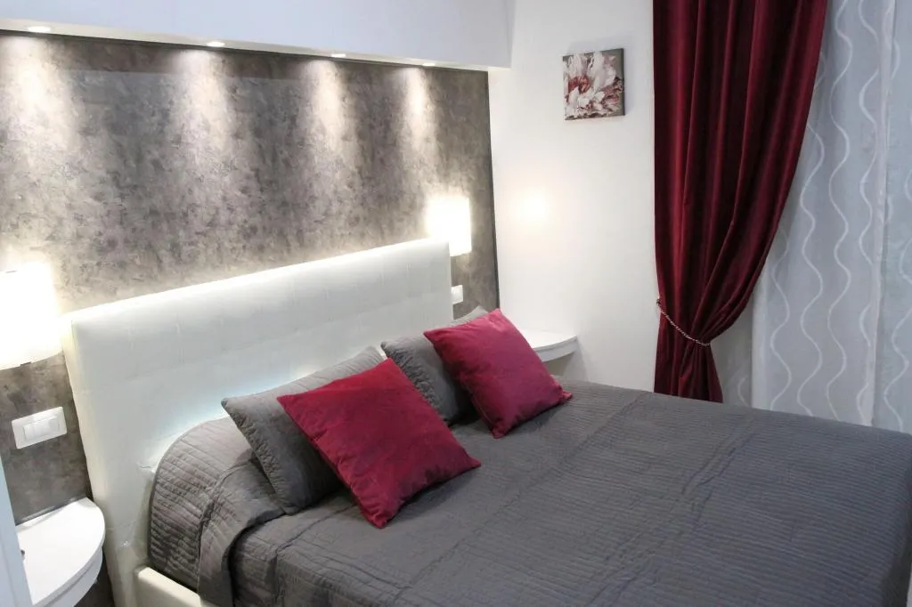 Room, Interno 2 Roma, Naples