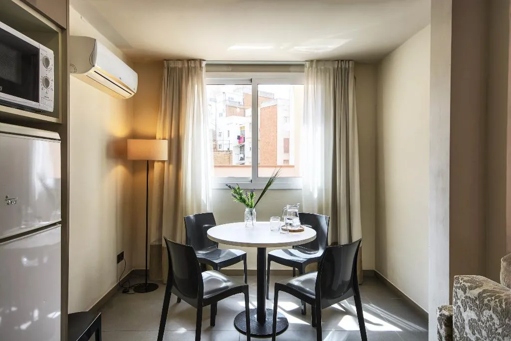 APARTMENT CAPACITY 5 ONE BEDROOM Room, Pierre & Vacances Barcelona Sants, Barcelona