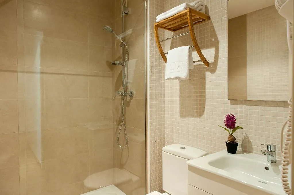 APARTMENT CAPACITY 6 TWO BEDROOMS Room, MH Apartments Ramblas, Barcelona