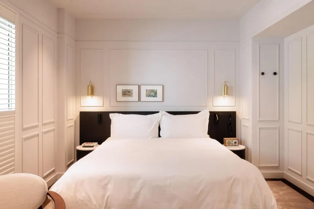 DOUBLE KING SIZE BED Room, Pillows Maurits At The Park, Amsterdam