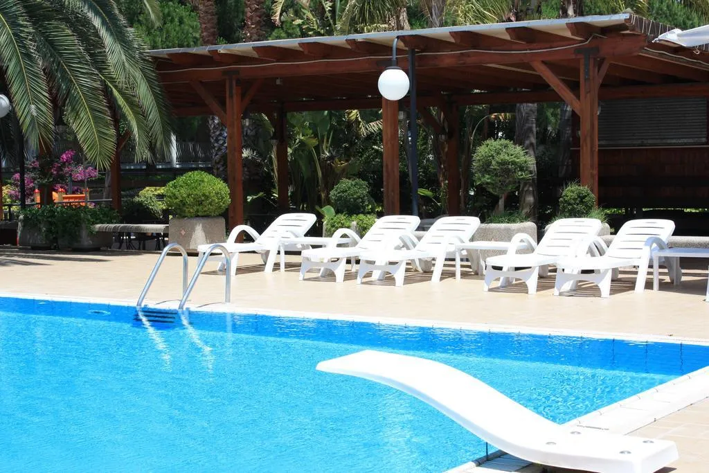Pool, Pace, Naples