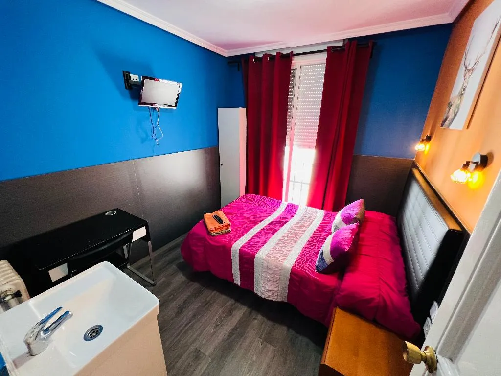 DOUBLE WITH SHARED BATHROOM Room, Hostal Numancia, Madrid