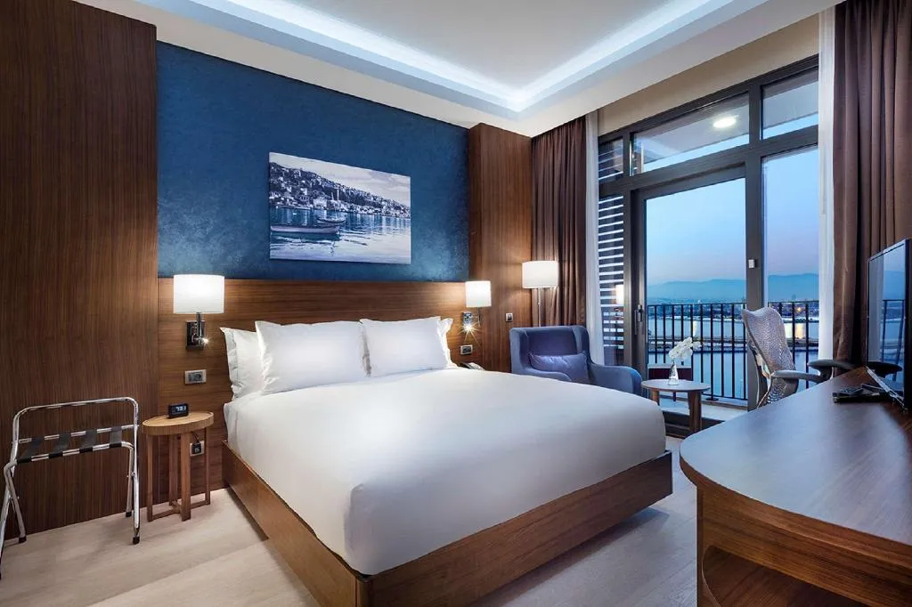 SUITE SEA VIEW KING BED Room, Hilton Garden Inn Izmir Bayrakli, Izmir