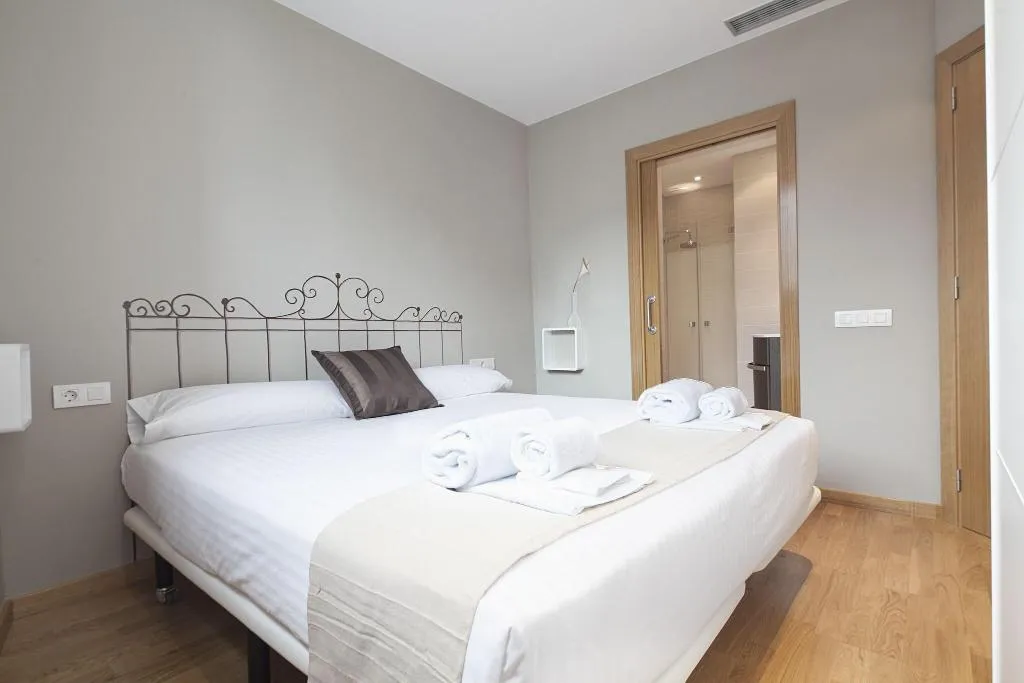 APARTMENT THREE BEDROOMS Room, Laumon, Barcelona