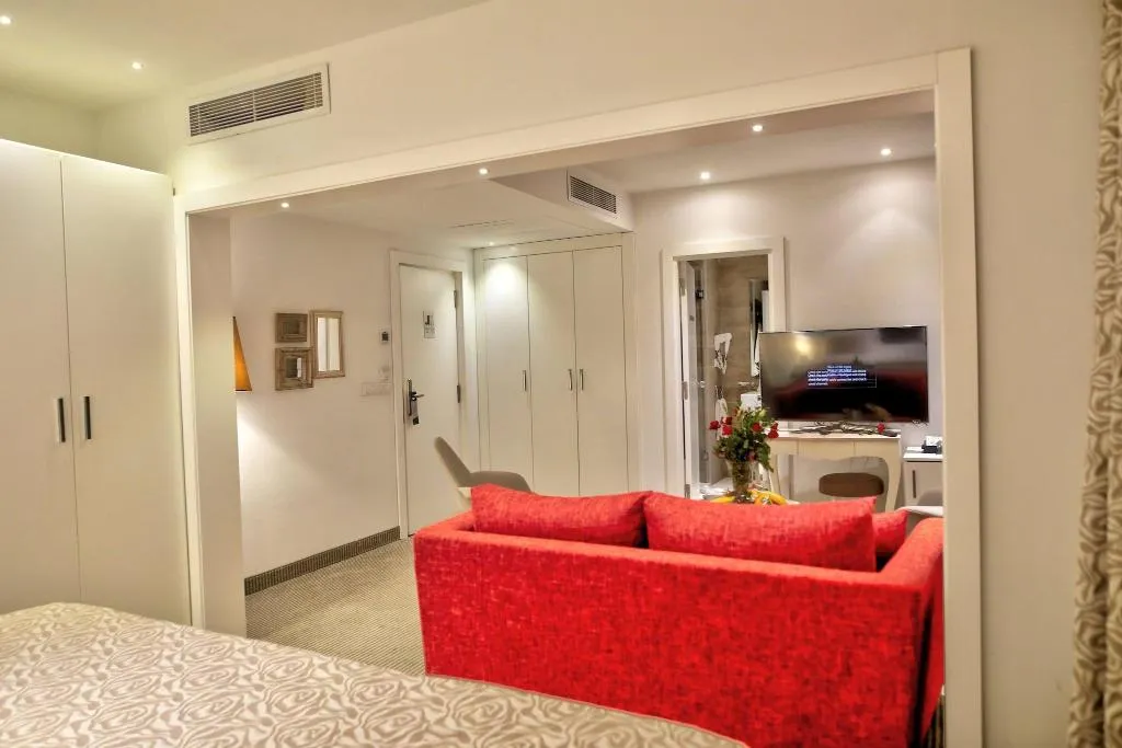Room, Lac Leman, Tunisia