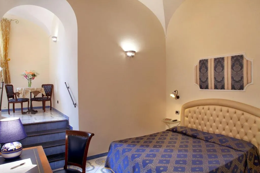 Room, L'Antico Convitto, Naples
