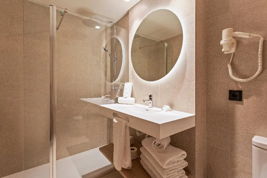 TRIPLE STANDARD Room, Acta Piramides, Madrid