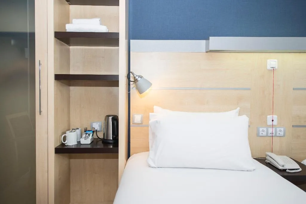 Room STANDARD Room, Holiday Inn Express Molins de Rei, Barcelona