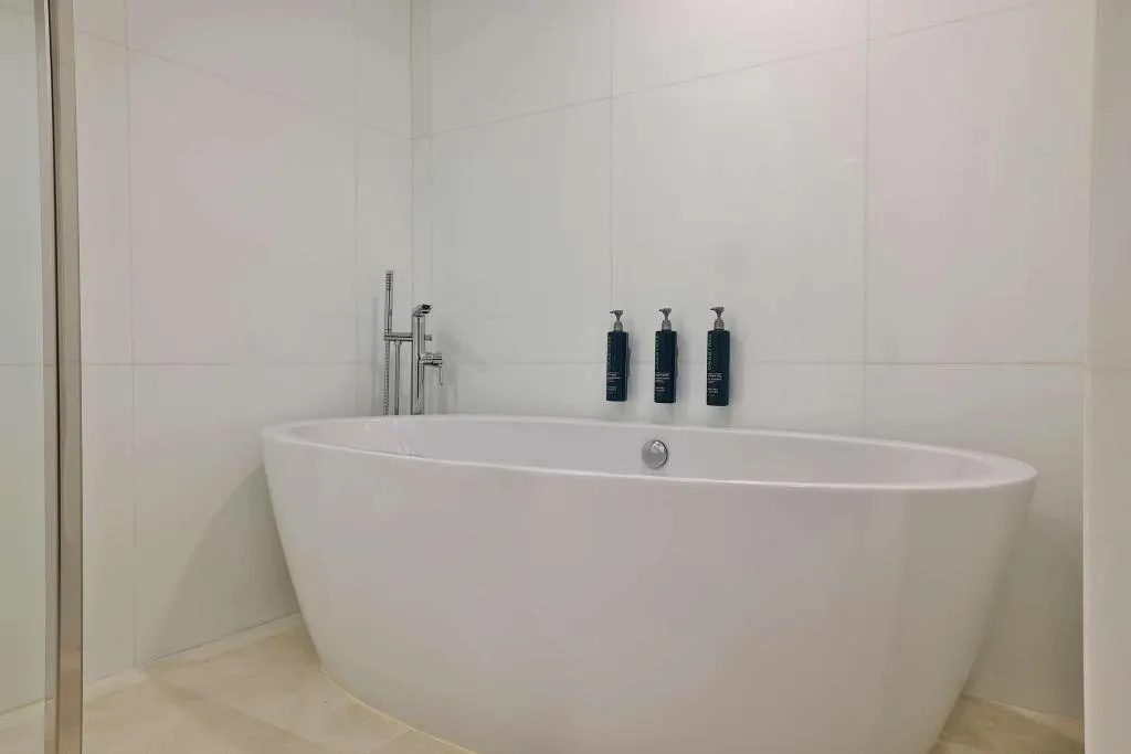 SUITE KING SIZE BED Room, Hilton Dubai Jumeirah, Dubai