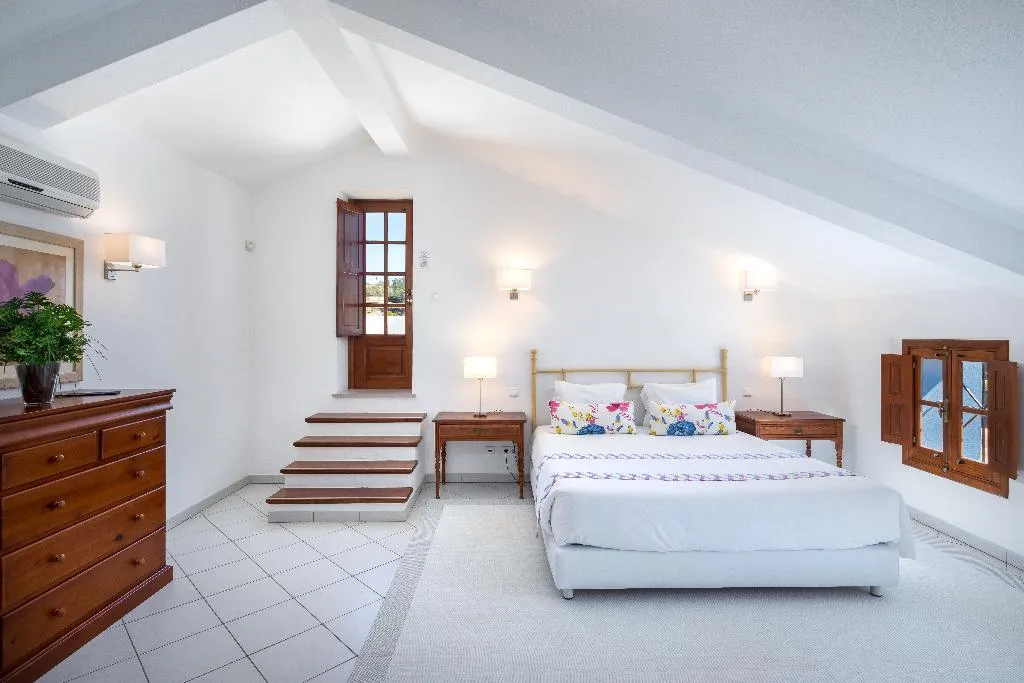 VILLA THREE BEDROOMS Room, Shantivillas, Algarve