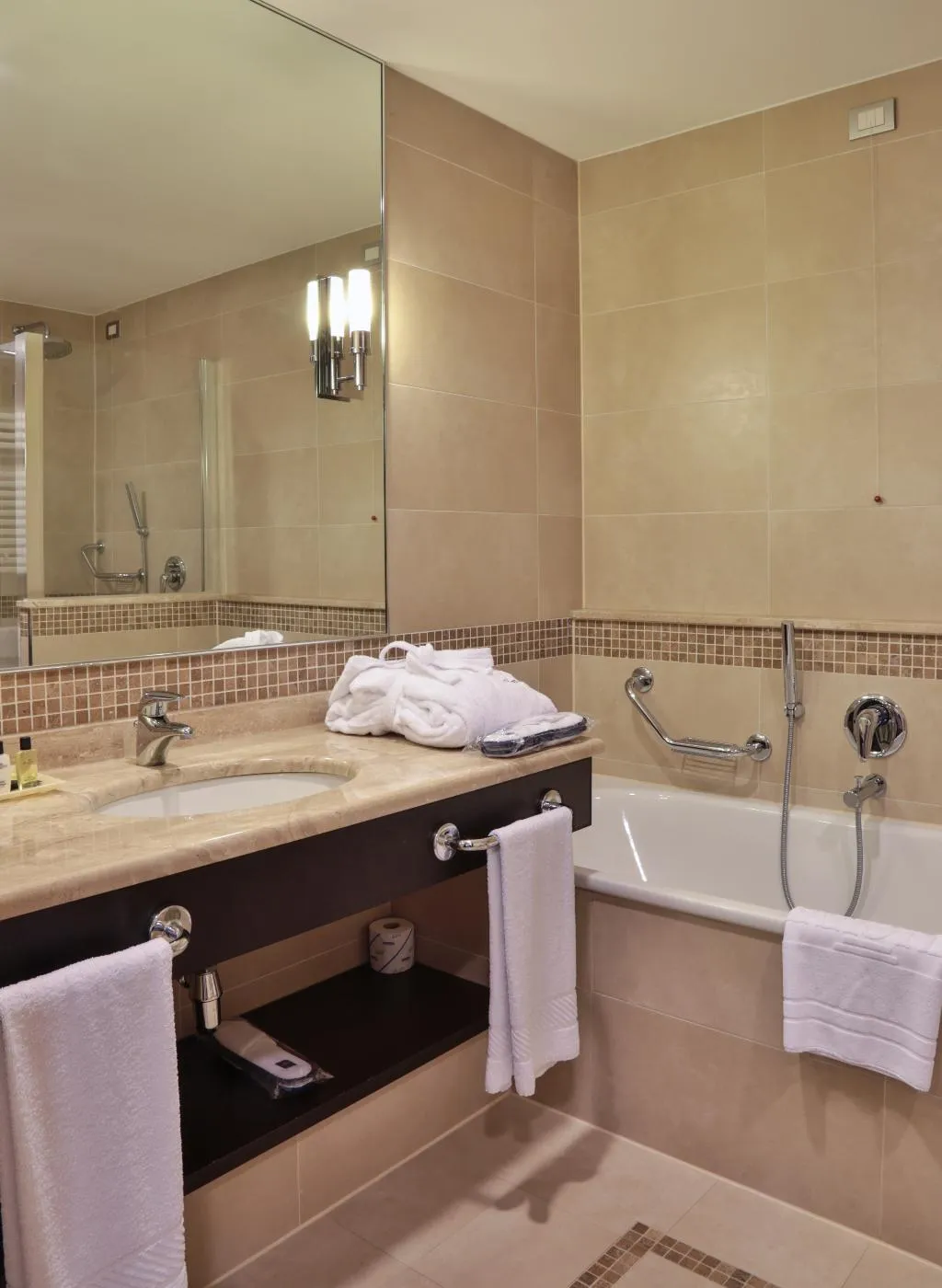 DOUBLE SUPERIOR Room, Unahotels Varese, Milan