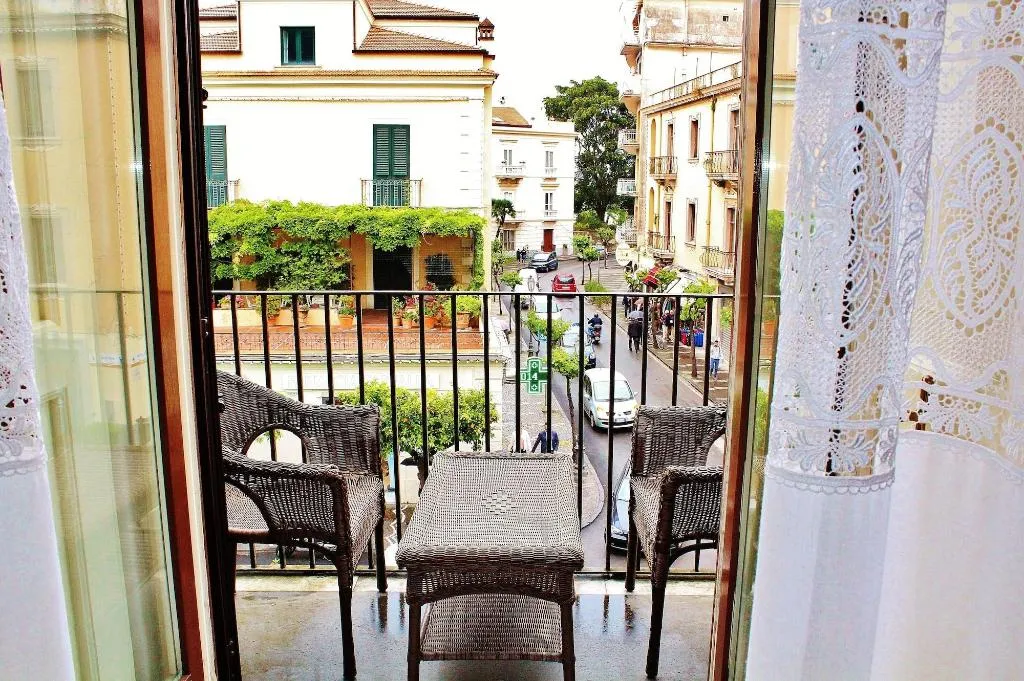Room, Piazza Tasso B B, Naples
