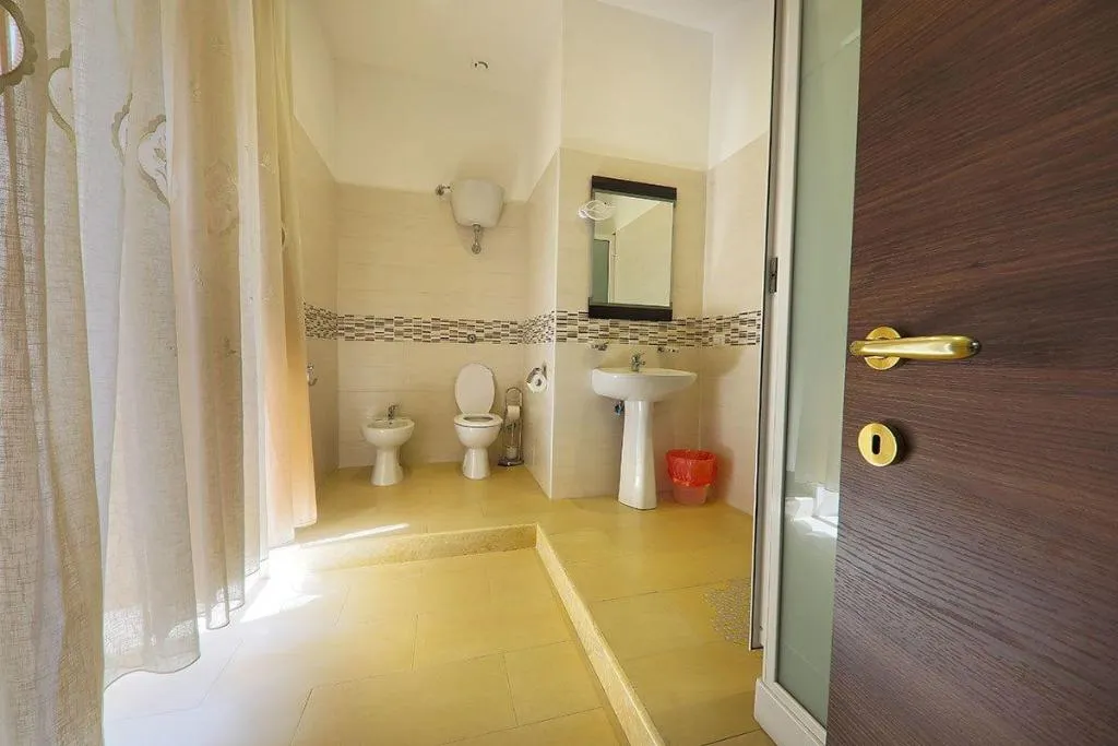 Room, New Sayonara, Naples