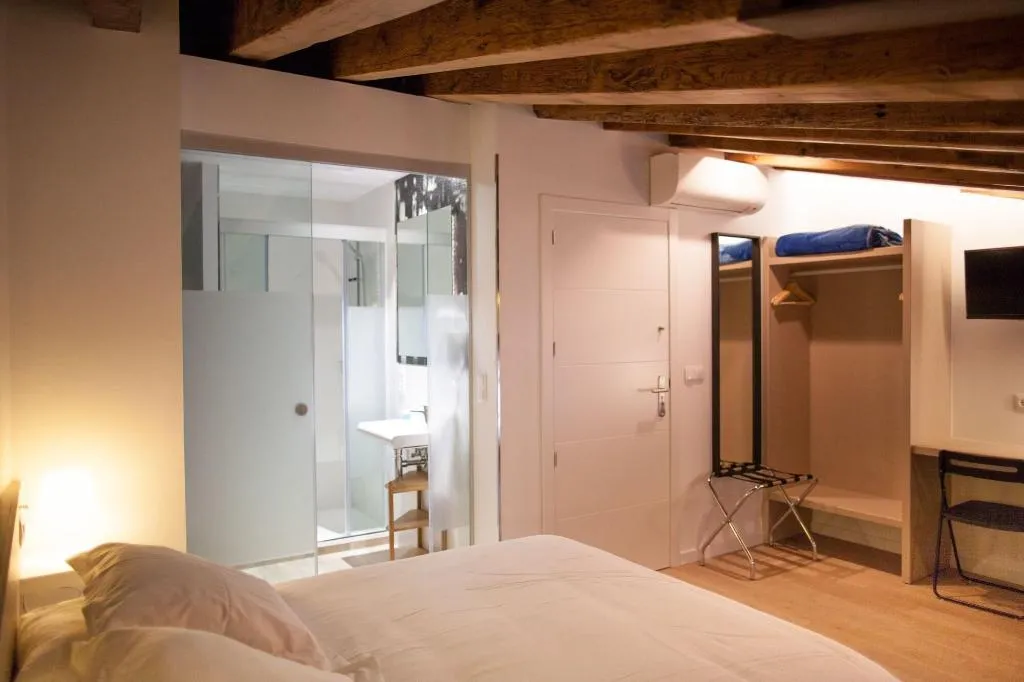 Room, Host & Home, Valencia