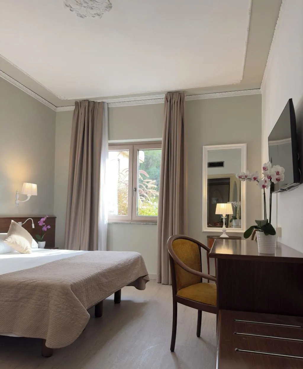 DOUBLE CLASSIC QUEEN BED Room, Hotel Central, Naples