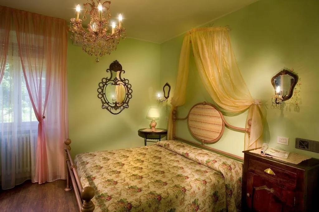 Room, Serenella, Milan