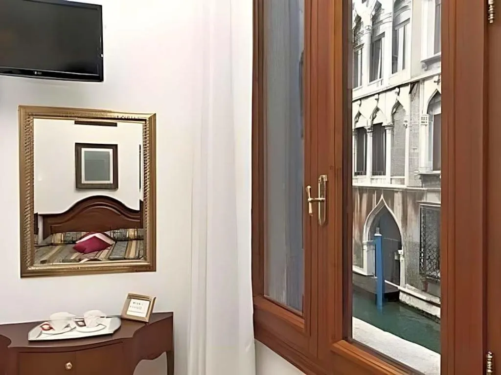 DOUBLE DELUXE CANAL VIEW Room, Alla Fava, Venice