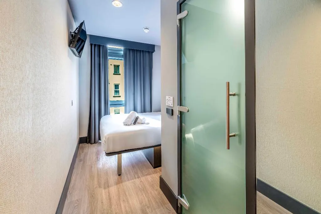 DOUBLE STANDARD Room, easyHotel Dublin City Centre, Dublin