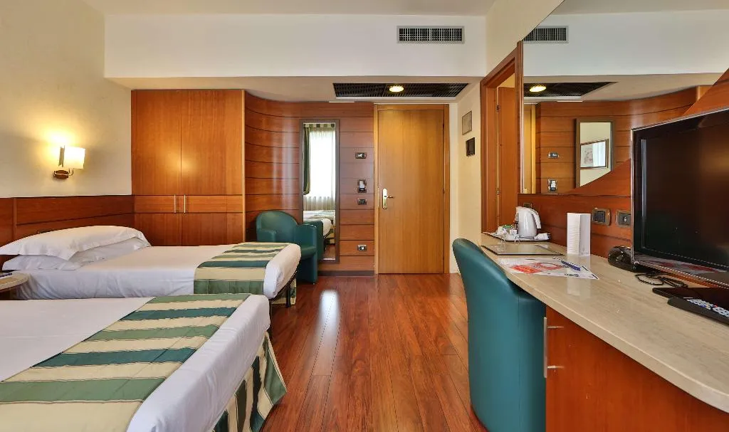 TRIPLE KING SIZE BED Room, Hotel Mirage Sure Hotel Collection by Best Western, Milan