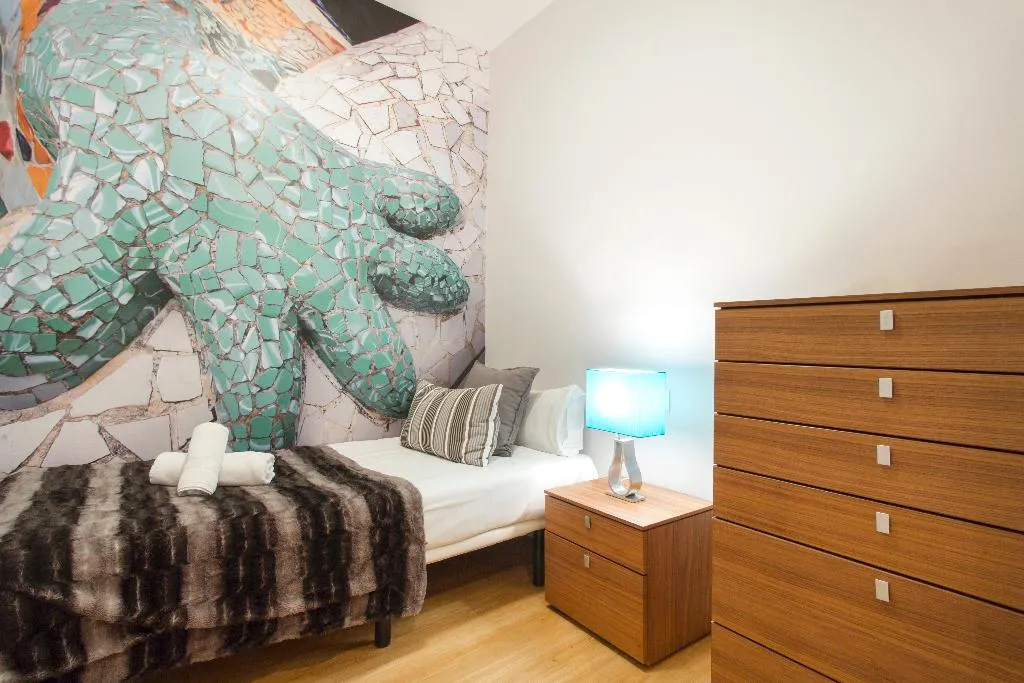 APARTMENT CAPACITY 6 THREE BEDROOM Room, Dailyflats Barcelona Center, Barcelona