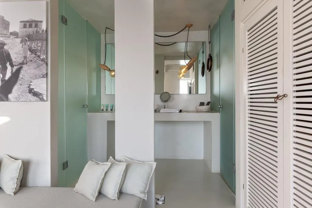 Room, West East Suites, Santorini