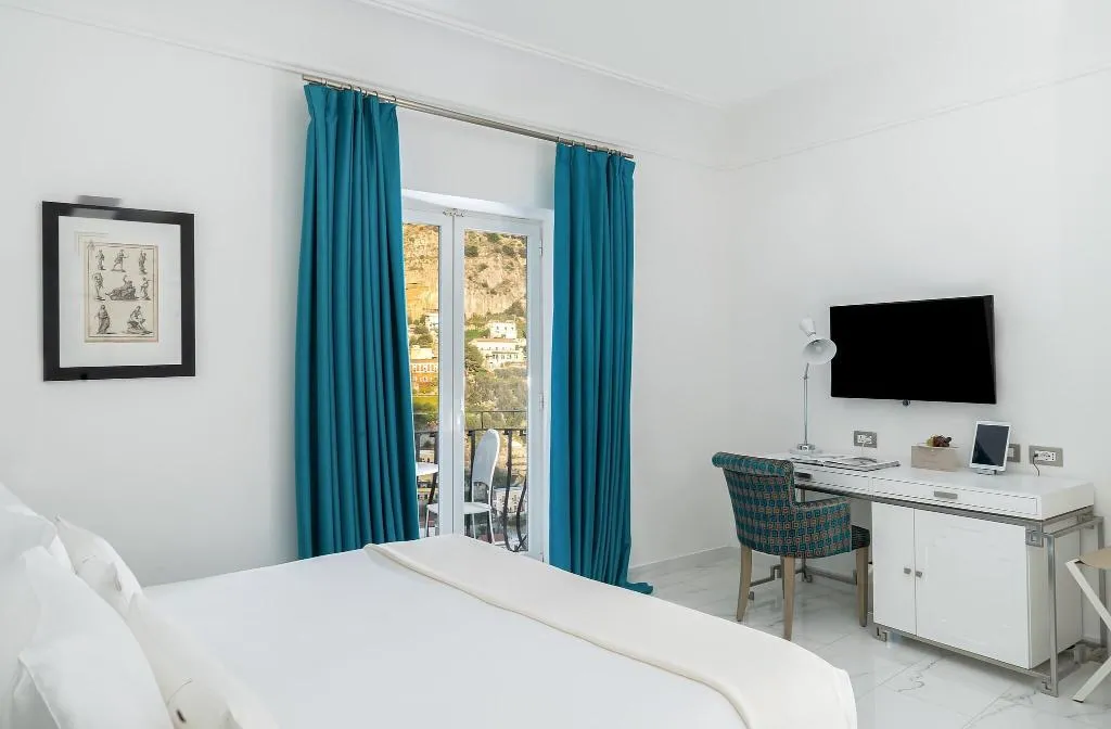 DOUBLE DELUXE KING BED Room, Villa Franca, Naples