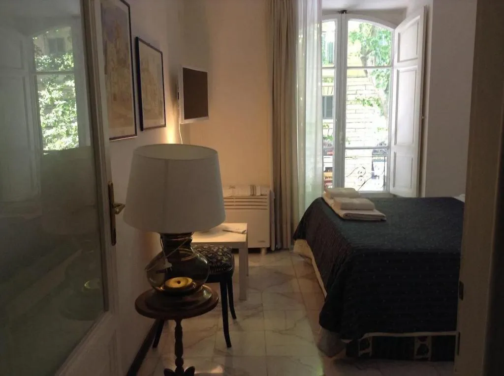 Room, 2 Be Home Colosseo, Naples