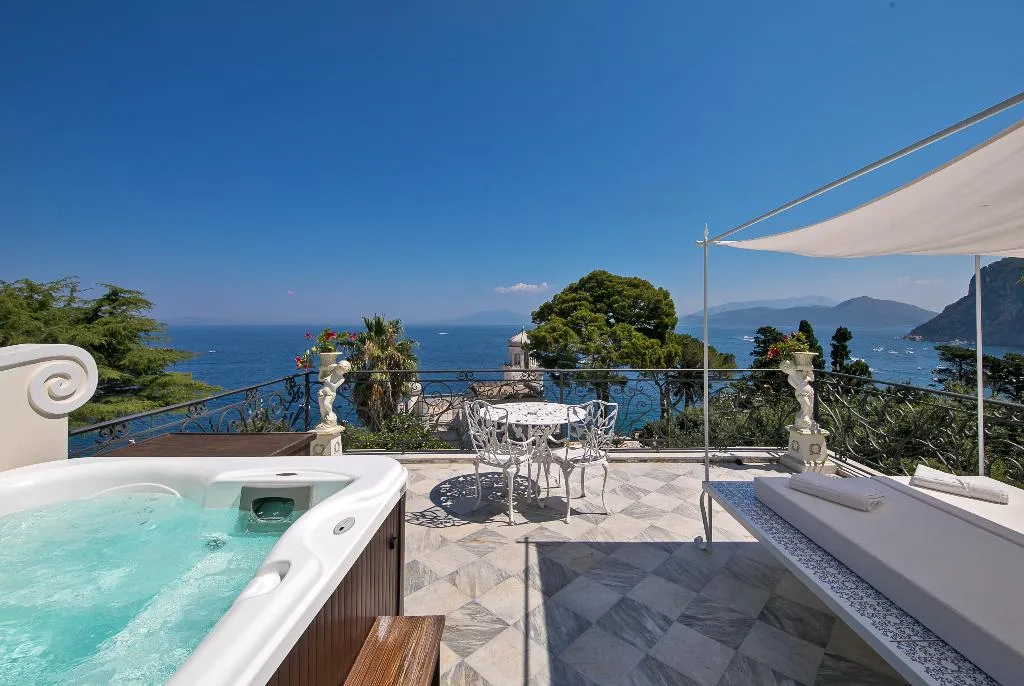 Double or Twin EXECUTIVE SEA VIEW Room, Luxury Villa Excelsior Parco, Naples