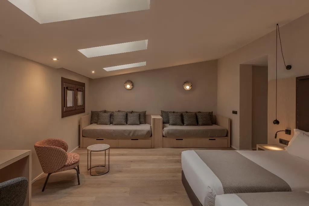 FAMILY ROOM DELUXE SUPERIOR Room, Gran Hotel Barcino 4*S, Barcelona