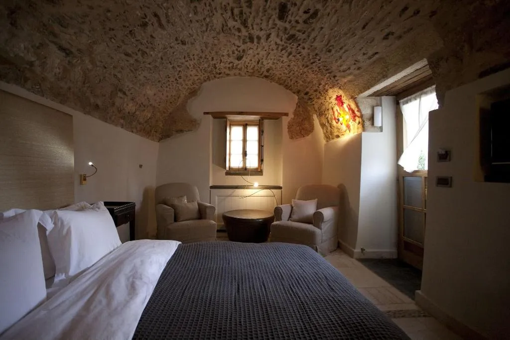 SUITE QUEEN SIZE BED Room, Kinsterna Hotel, Kalamata