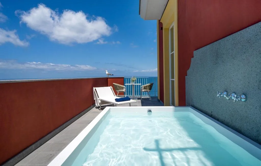 Terrace, Lorelei Londres, Naples