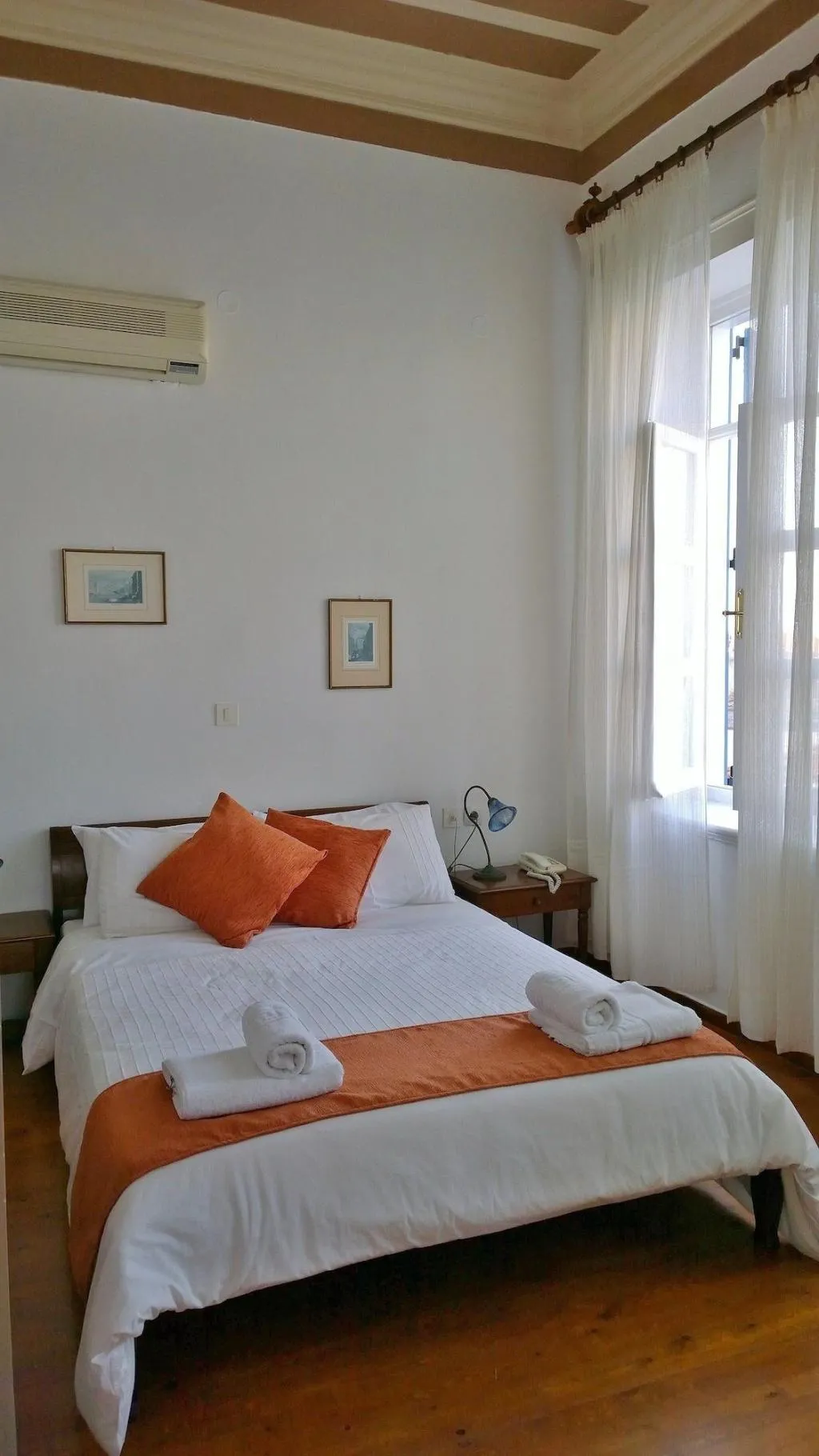 Room, Amphora, Crete