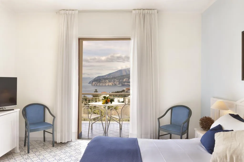 FAMILY ROOM SEA VIEW Room, Grand Hotel Vesuvio, Naples